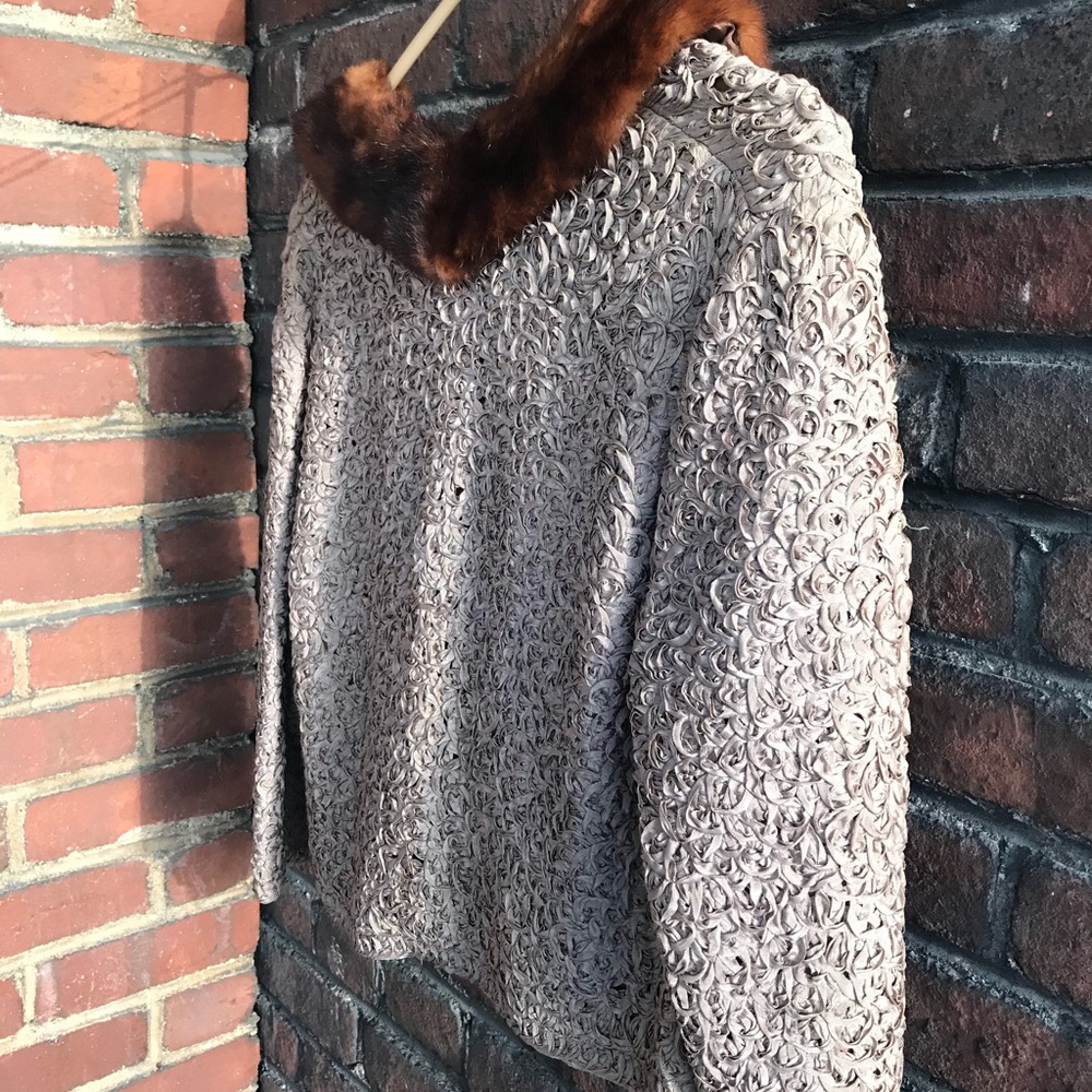 Vintage cropped jacket with mink color.